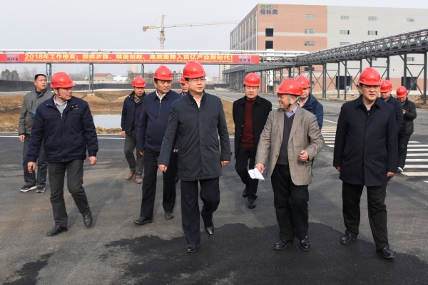 圖4 孫兵市長檢查東區6萬噸三元動力電池材料前驅體項目新建設罐區 圖4 孫兵市長檢查東區6萬噸三元動力電池材料前驅體項目新建設罐區