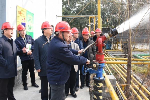 圖3 格林美集團安全生產中心總監周開軍介紹液氨站的安全設備設施配置 圖3 格林美集團安全生產中心總監周開軍介紹液氨站的安全設備設施配置