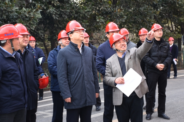 圖2 許開華董事長向孫兵市長一行匯報格林美集團的安全管理情況 圖2 許開華董事長向孫兵市長一行匯報格林美集團的安全管理情況